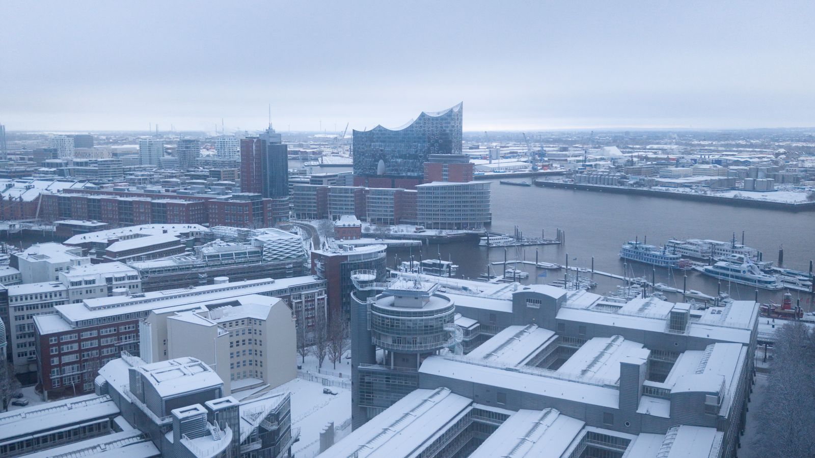 Hamburg Elbphilharmonie im Winter: Einsatzgebiet Allovia Winterdienst