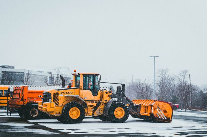 Parkplatz-Winterdienst Hamburg: Radlader räumt Parkfläche