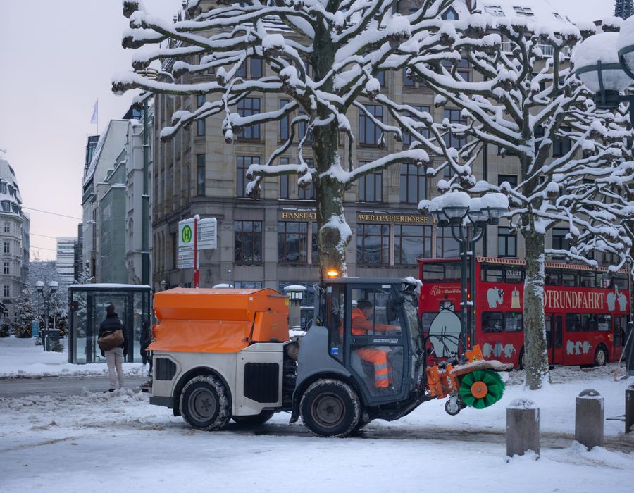 Schneeräumung Hamburg: Winterdienst-Fahrzeug im Einsatz